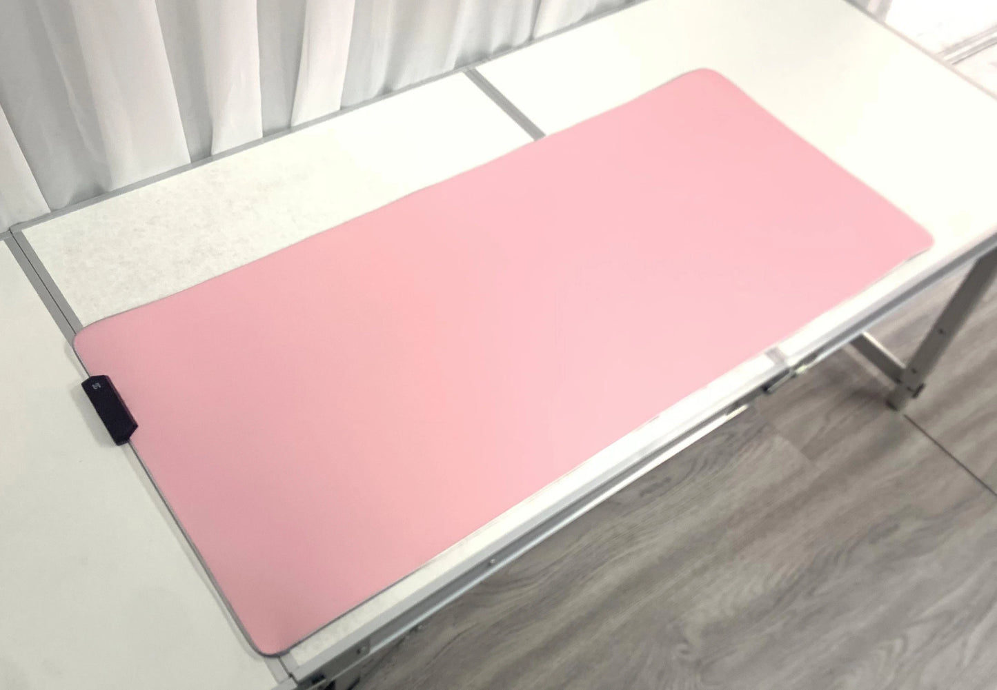 Alfombrilla de ratón RGB rosa para gaming – Tapete con retroiluminación LED, base antideslizante y diseño grande para teclado y portátil
