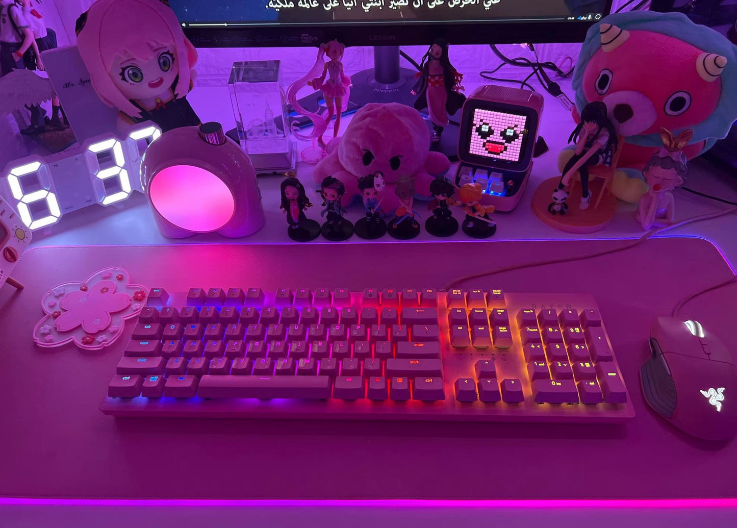 Alfombrilla de ratón RGB rosa para gaming – Tapete con retroiluminación LED, base antideslizante y diseño grande para teclado y portátil